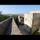 Im Château des Adhémar: Rechts der Anbau eines Versorgungsturms aus dem 13. Jh., in der Mitte die Kapelle Saint-Pierre aus dem 11. Jh.